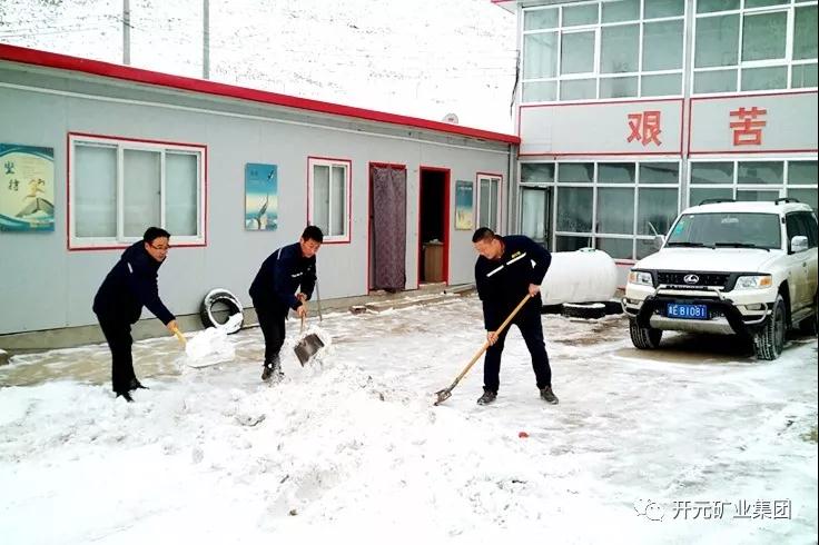 人間四月芳菲盡，山中春雪還復來